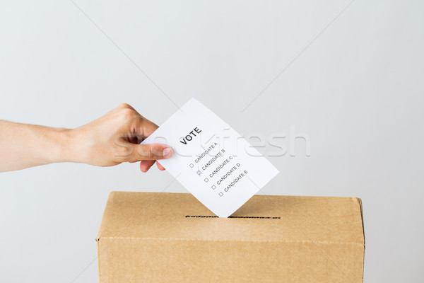 Mann Abstimmung Stimmzettel Feld Wahl Abstimmung Stock foto © dolgachov