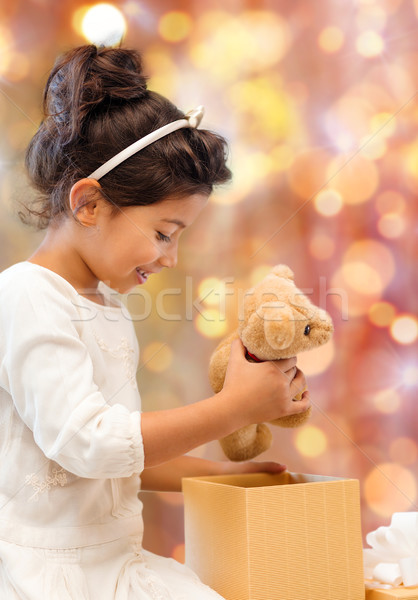 Zdjęcia stock: Szczęśliwy · dziewczynka · szkatułce · miś · wakacje · przedstawia