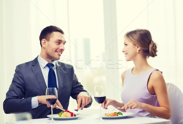 Sorridente casal alimentação restaurante férias Foto stock © dolgachov
