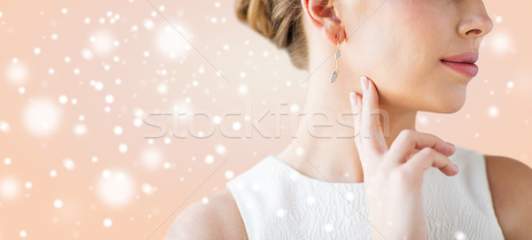 Mooie vrouw gezicht goud oorbel christmas Stockfoto © dolgachov
