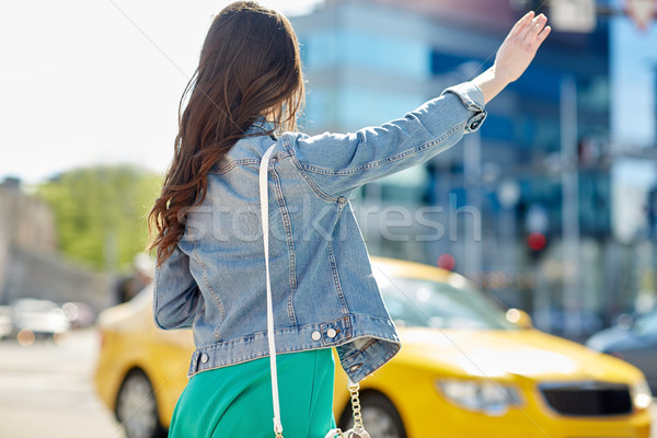 Stockfoto: Jonge · vrouw · meisje · taxi · straat · gebaar · vervoer