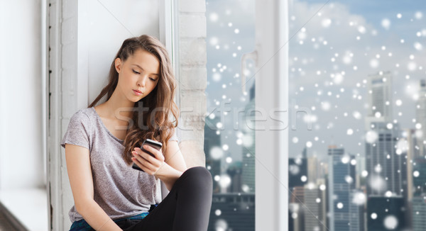 Szomorú csinos tinilány okostelefon sms chat emberek Stock fotó © dolgachov