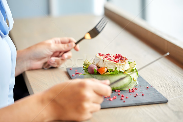 Vrouw eten geitenkaas salade restaurant eten culinair Stockfoto © dolgachov