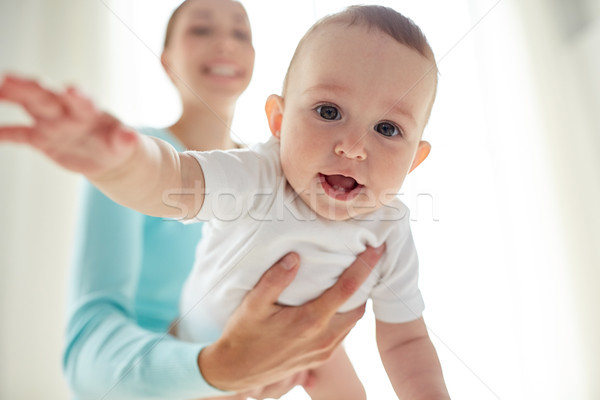 Szczęśliwy młodych matka mały baby domu Zdjęcia stock © dolgachov
