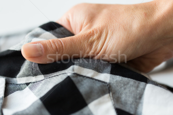 Main à carreaux vêtements point buanderie Photo stock © dolgachov