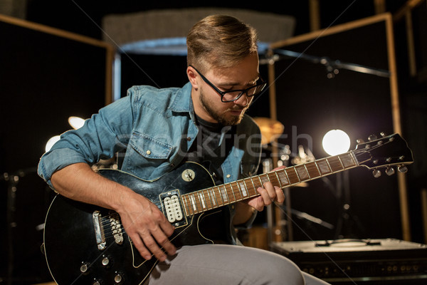 Uomo giocare chitarra studio prova musica Foto d'archivio © dolgachov