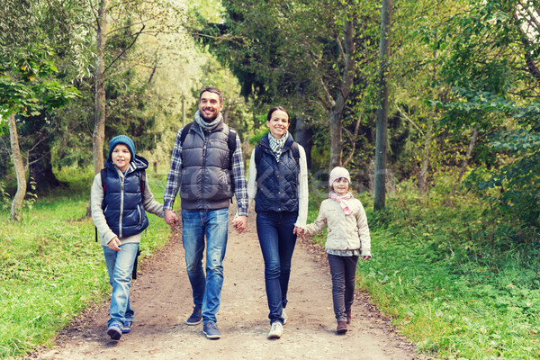 幸福的家庭 徒步旅行 樹林 冒險 旅行 旅遊 商業照片 © dolgachov