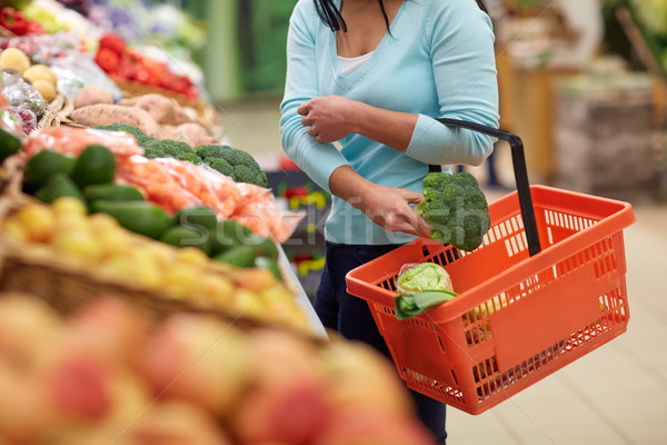 Frau legen kaufen Brokkoli Lebensmittelgeschäft Verkauf Stock foto © dolgachov