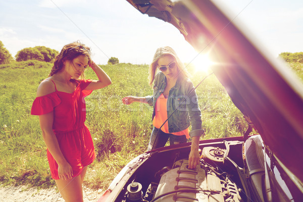 Frauen öffnen kaputtes Auto Landschaft Straße Reise Stock foto © dolgachov