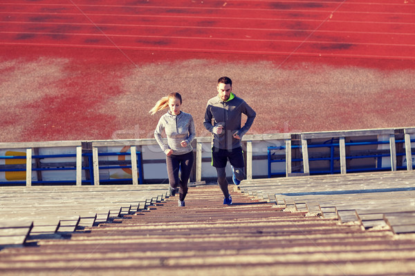 Paar lopen naar boven stadion fitness sport Stockfoto © dolgachov