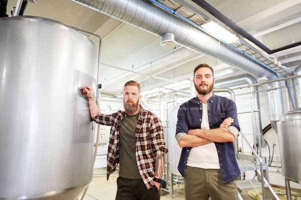 Bărbaţi fabrica de bere bere plantă producere oameni de afaceri Imagine de stoc © dolgachov