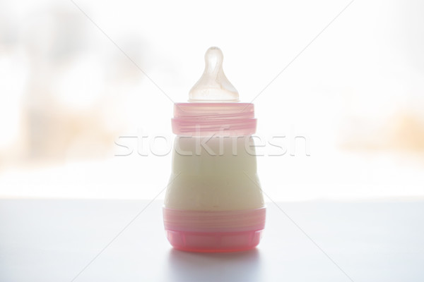 Lapte formulă copil sticlă tabel Imagine de stoc © dolgachov