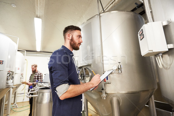 Bărbaţi clipboard fabrica de bere bere plantă oameni de afaceri Imagine de stoc © dolgachov