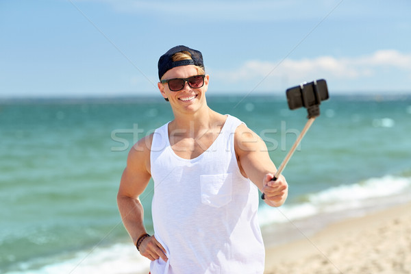 Man smartphone stick zomer strand vakantie Stockfoto © dolgachov