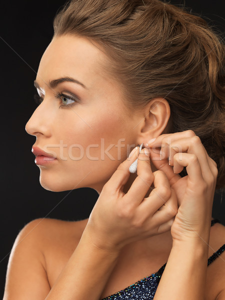 Mujer brillante diamantes pendientes Foto stock © dolgachov