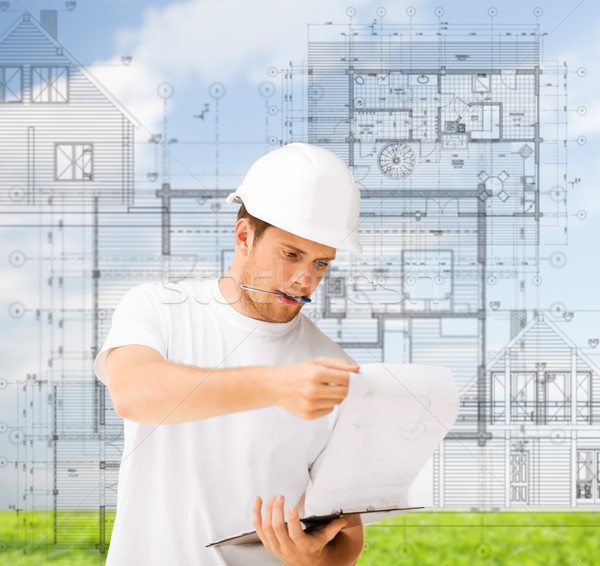 Masculino arquiteto olhando diagrama edifício em desenvolvimento Foto stock © dolgachov