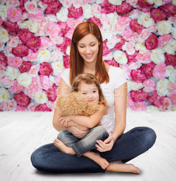 Foto stock: Feliz · mãe · adorável · menina · ursinho · de · pelúcia · infância