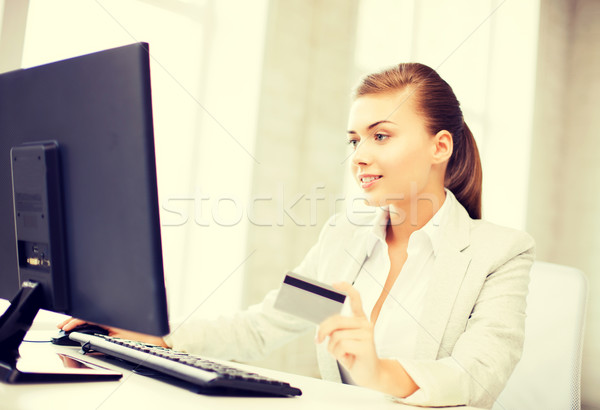 Foto stock: Empresária · laptop · cartão · de · crédito · sorridente · computador · mulher