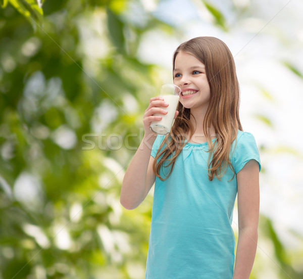 ストックフォト: 笑みを浮かべて · 女の子 · 飲料 · ミルク · 外に · ガラス