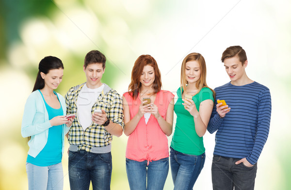 Sonriendo estudiantes smartphones educación moderna tecnología Foto stock © dolgachov