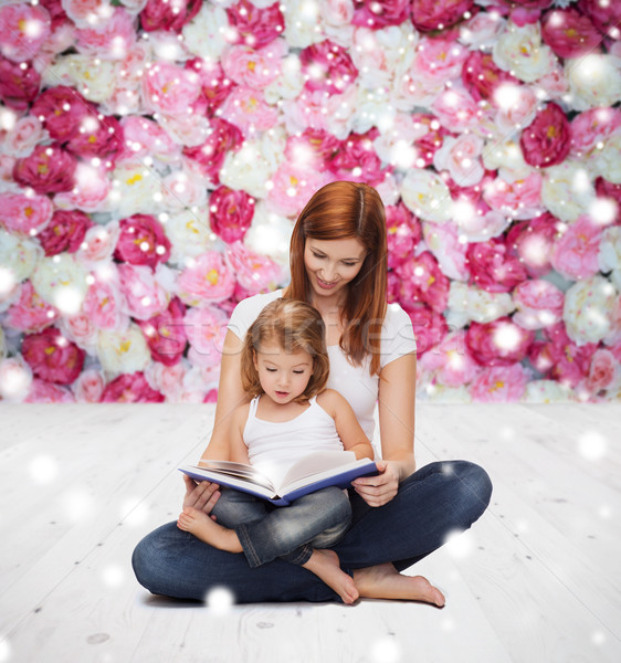 Boldog anya kislány könyv gyermekkor gyereknevelés Stock fotó © dolgachov