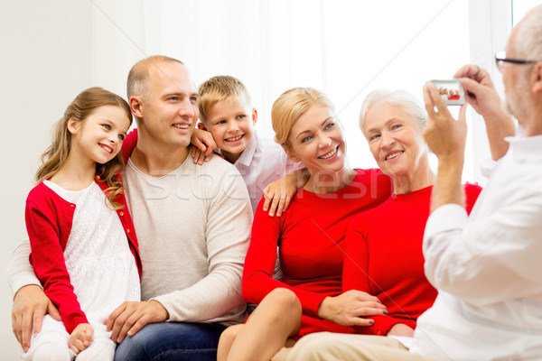 Glimlachend familie camera home vakantie generatie Stockfoto © dolgachov