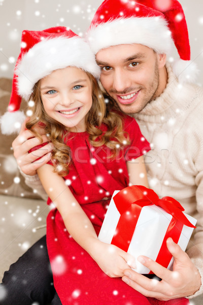 Lächelnd Vater Tochter halten Geschenkbox Weihnachten Stock foto © dolgachov