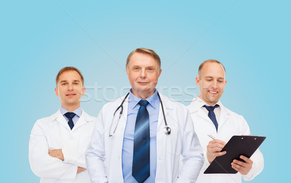 Grup zâmbitor masculin medici alb asistenţă medicală Imagine de stoc © dolgachov