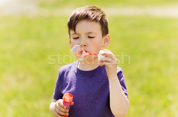 Pequeno menino bolhas de sabão ao ar livre verão Foto stock © dolgachov