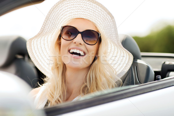 Fericit femeie conducere cabrioleta maşină transport Imagine de stoc © dolgachov