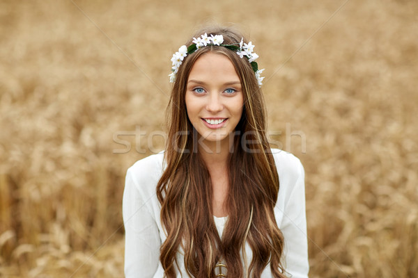 Lächelnd jungen Hippie Frau Getreide Bereich Stock foto © dolgachov