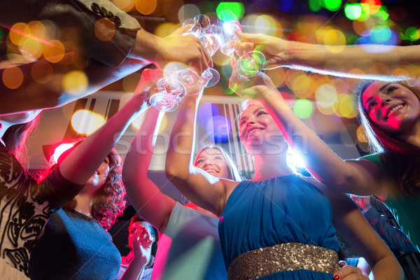 Fericit prietenii ochelari şampanie club petrecere Imagine de stoc © dolgachov