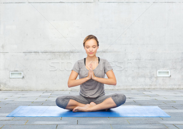 Femme yoga méditation Lotus posent [[stock_photo]] © dolgachov