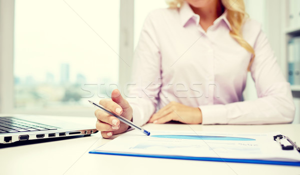 Stockfoto: Glimlachend · zakenvrouw · lezing · papieren · kantoor · onderwijs