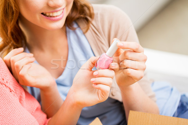 Glimlachend jonge vrouw nagellak schoonheid make-up Stockfoto © dolgachov