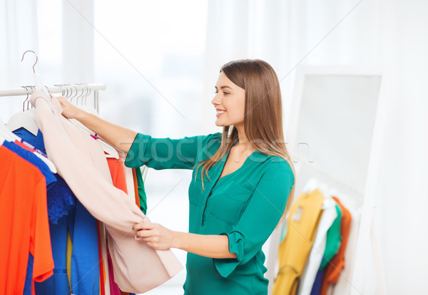 Stock foto: Glücklich · Frau · Auswahl · Kleidung · home · Kleiderschrank
