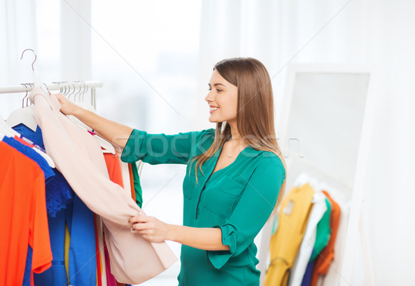 Feliz mulher escolher roupa casa guarda-roupa Foto stock © dolgachov