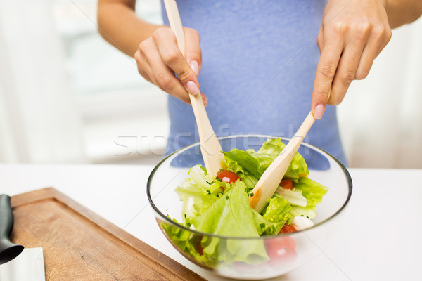 Kadın pişirme sebze salata ev Stok fotoğraf © dolgachov