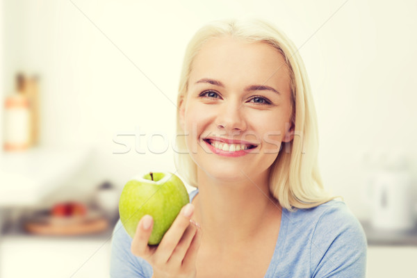 Foto stock: Feliz · mulher · alimentação · verde · maçã · cozinha