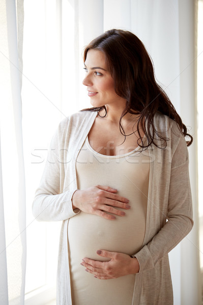 Fericit femeie gravida mare acasă sarcină Imagine de stoc © dolgachov