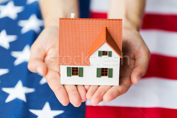 Hände halten Haus amerikanische Flagge Staatsbürgerschaft Stock foto © dolgachov