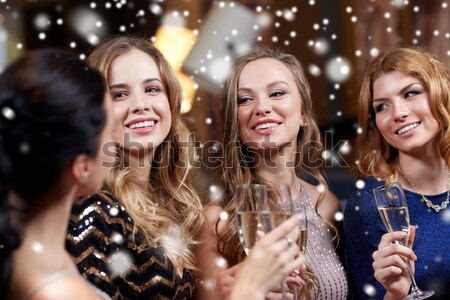 Szczęśliwy młodych kobiet śniegu nowy rok strony christmas Zdjęcia stock © dolgachov