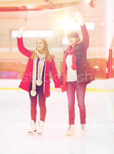 Fericit fete prietenii mâini patinaj Imagine de stoc © dolgachov