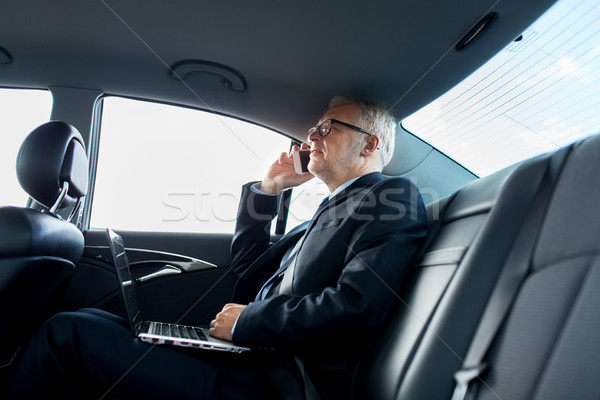 Senior zakenman roepen smartphone auto vervoer Stockfoto © dolgachov