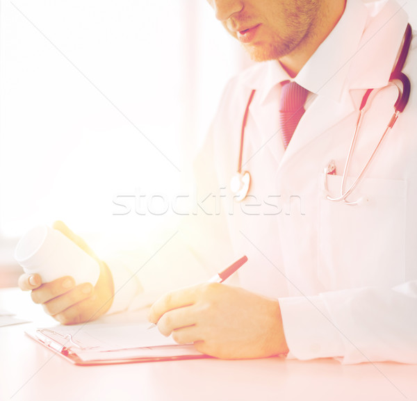 Doctor de sexo masculino cápsulas salud hospital médicos escrito Foto stock © dolgachov