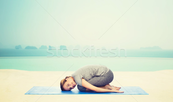 Fericit femeie yoga copil pune Imagine de stoc © dolgachov