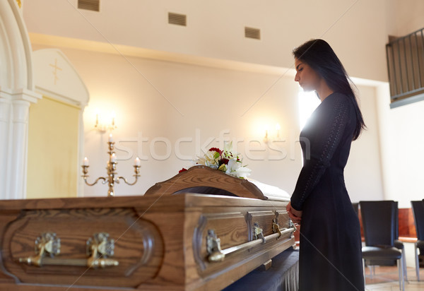 Stockfoto: Triest · vrouw · kist · begrafenis · kerk · begrafenis