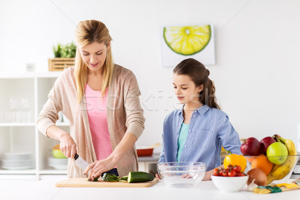 Сток-фото: счастливая · семья · приготовления · обеда · домой · кухне · продовольствие