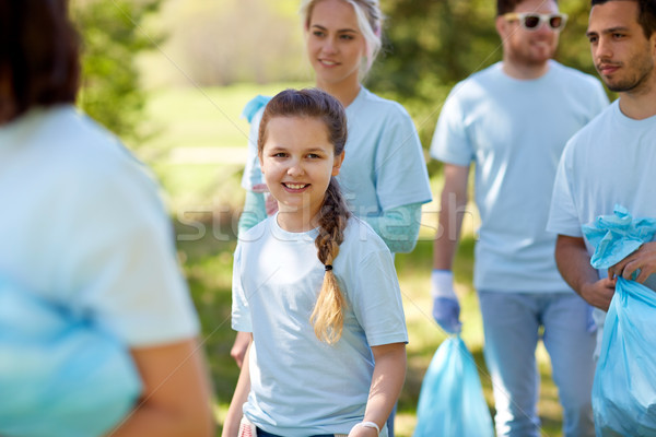 Stockfoto: Vrijwilligers · vuilnis · zakken · buitenshuis · vrijwilligerswerk · liefdadigheid