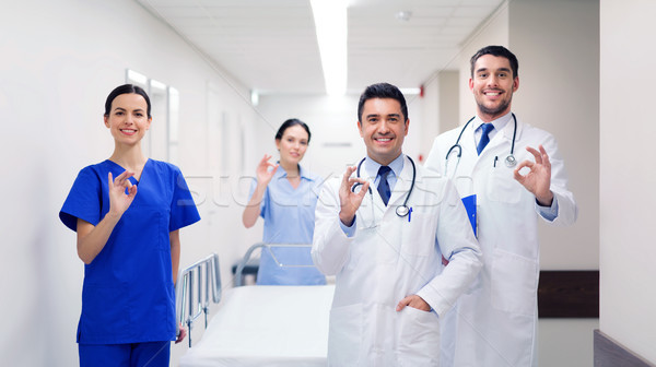 Stockfoto: Gelukkig · artsen · tonen · ziekenhuis · kliniek